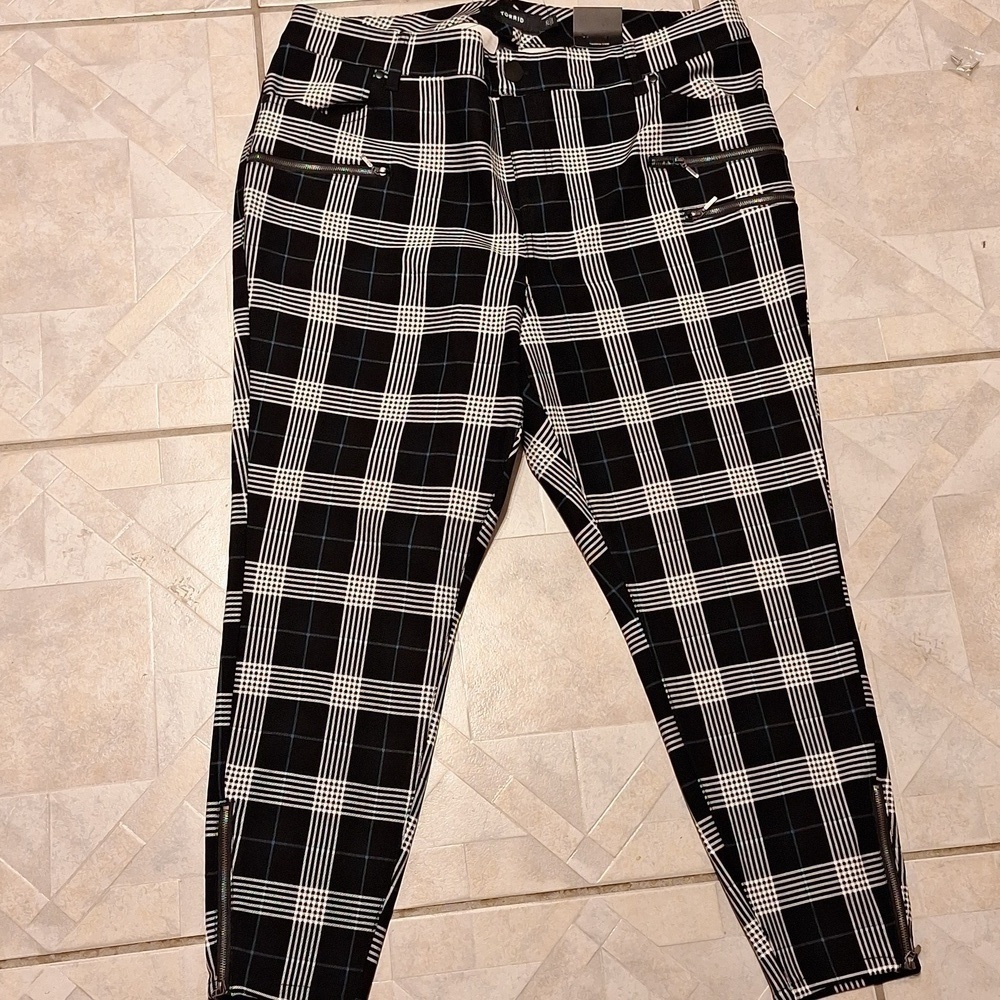 Q women's Torrid stretch checks plus size pants size 18. NWT. see note